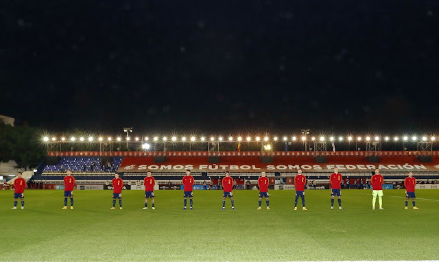 Los jugadores españoles colocados para escuchar el himno. SELECCIÓN DE ESPAÑA SUB 21 2 SELECCIÓN DE ISLAS FEROE SUB 21 0. 12/11/2020. Campeonato de Europa de Selecciones sub 21, fase de clasificación. Marbella, Málaga, Estadio Municipal Antonio Lorenzo Cuevas.