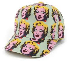 Gorra con impresiones de Marilyn de Warhol, imagen utilizada en el ensayo de arte Marilyn, Andy Warhol y Walter Benjamin realizado por Juan Sánchez Sotelo para la Academia de dibujo y pintura Artististas6 de Madrid.