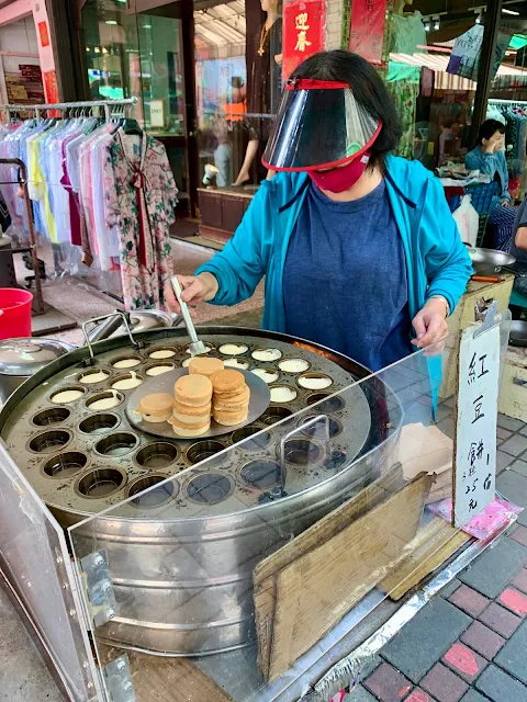 7DB1C44B-D5A6-4FC6-ADFE-A73867F76665_1_201_a-[台南][中西區]東菜市市場美食｜無名八寶冰、阿粉姨紅茶牛奶、蘇武雄香腸、邱惠美鳳梨酥、金鳳麵店