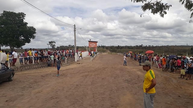 Muita animação na Corrida de Jegue abrindo a 28ª edição da Festa de Vaqueiros de Macajuba