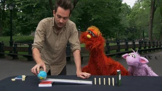 Sesame Street Episode 4507. Murray and Ovejita meet Joseph Herscher. He is a kinetic artist and he shows them how his trait works.