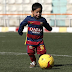 Famoso por usar camisa de plástico de Messi, afegão ganha uniforme