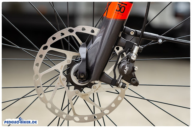 Ebenfalss von Shimano stammt die XT-Bremse mit einer 180 mm in Front und 160 mm im Heck.