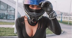  Τραγικό θάνατο βρήκε μια δημοφιλής motoblogger από τη Ρωσία, η οποία χαρακτηριζόταν από τα social media ως η πιο όμορφη  μοτοσικλετίστρια τ...
