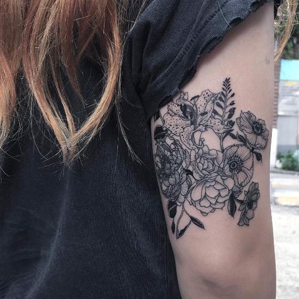 este_blackwork_de_volta_braço_bouquet_floral