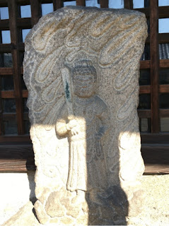 拝殿前の石像