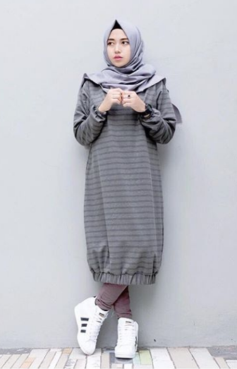 15 Gaya  Remaja  Muslim Modern Dengan Sepatu Putih