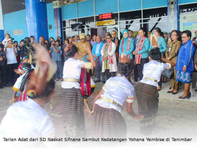 Tarian Adat dari SD Naskat Sifnana Sambut Kedatangan Yohana Yembise di Tanimbar