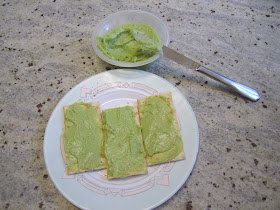 Guacamole étalé sur des crackers