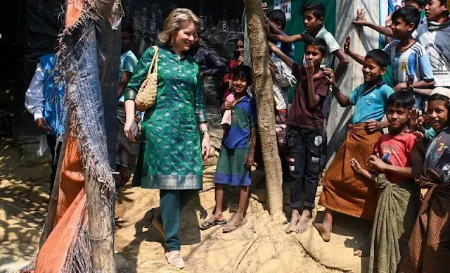 Queen Mathilde wore a green tunic and green trousers. The Queen visited the world's largest refugee camp in Kutupalong