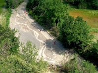 Vista de l'inici d'un meandre de la Riera de Pierola des des dalt de les Obagues de Can Mata