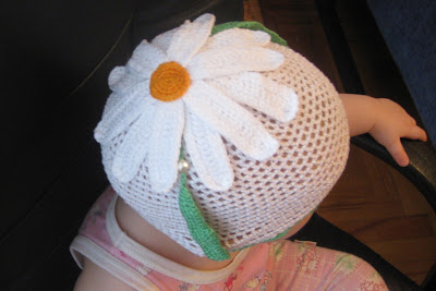 Летняя вязаная шапочка-ромашка для девочки