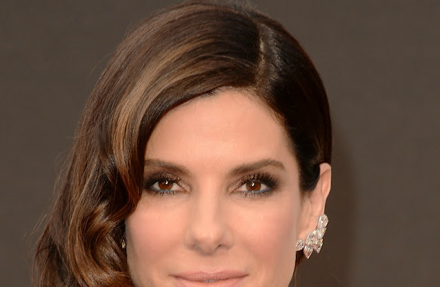 Close up Sandra Bullock makeup at 2014 Oscars