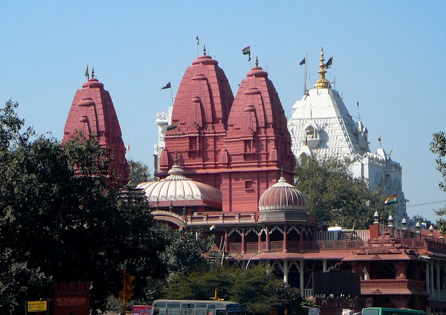 Nằm đối diện Red Fort lớn, Shri Digambar Jain Lal Mandir là ngôi đền Jain lâu đời và nổi tiếng nhất ở Delhi. Được xây dựng năm 1526, đến nay, chùa có nhiều thay đổi và trùng thu nhiều so với kiến trúc ban đầu, đồng thời được mở rộng vào những năm đầu thế kỷ 19. Các bệ ngôi đền bằng đá sa thạch đỏ còn được gọi là Lal Mandir.