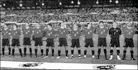 SELECCIÓN DE ESPAÑA - Temporada 2002-03 - Raúl, Puyol, Morientes, Marchena, Vicente, Iván Helguera, Michel Salgado, Etxeberría, Juan Carlos Valerón, Casillas y Raúl Bravo - ESPAÑA 0, GRECIA 1 (Giannakopoulos) - 07/06/2003 - Eurocopa de Portugal 2004, fase de clasificación - Zaragoza, estadio de La Romareda - Alineación: Casillas; Michel Salgado, Puyol, Iván Helguera, Raúl Bravo; Marchena (Sergio, 76'), Valerón; Etxeberría (Joaquín, 59'), Raúl, Vicente (De Pedro, 59'); y Morientes