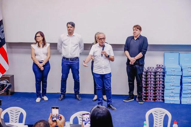 Cícero Lucena e Leo Bezerra entregam 200 Chromebooks aos professores da Rede Municipal de Ensino