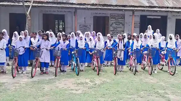 কুড়িগ্রামে মেয়ে শিক্ষার্থীদের মাঝে বাই সাইকেল বিতরণ