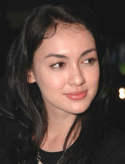 Rianti Cartwright Artis Tercantik