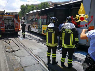 Roma, ancora un bus Atac in fiamme