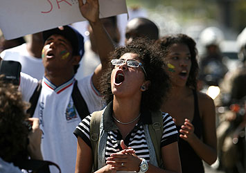 Professores e estudantes protestam por educação