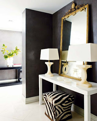 Here again the zebra stool and the shape of the lamps brake the space from