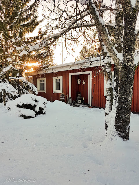 talvi piha lunta talo punavalkoinen pakkasta aurinko talvinen koti lumipeite