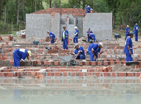 operarios-trabalham-na-construcao-de-casas-em-quebrangulo-um-dos-quatro-municipios-de-alagoas-onde-as-obras-comecaram-1284758834072_615x300