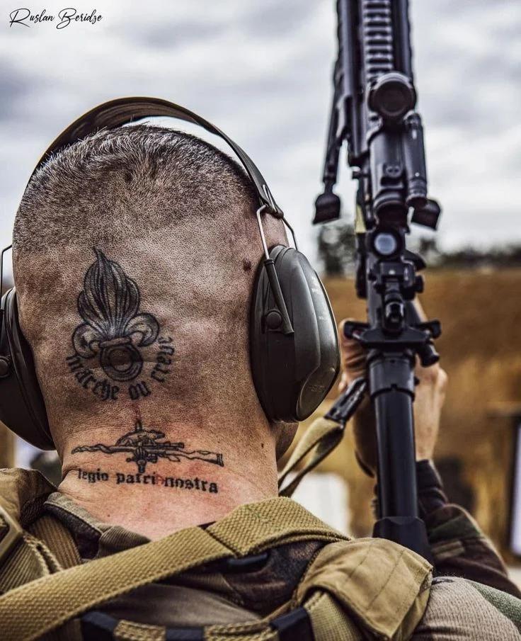 O caçador mira com um rifle. um homem camuflado está se preparando