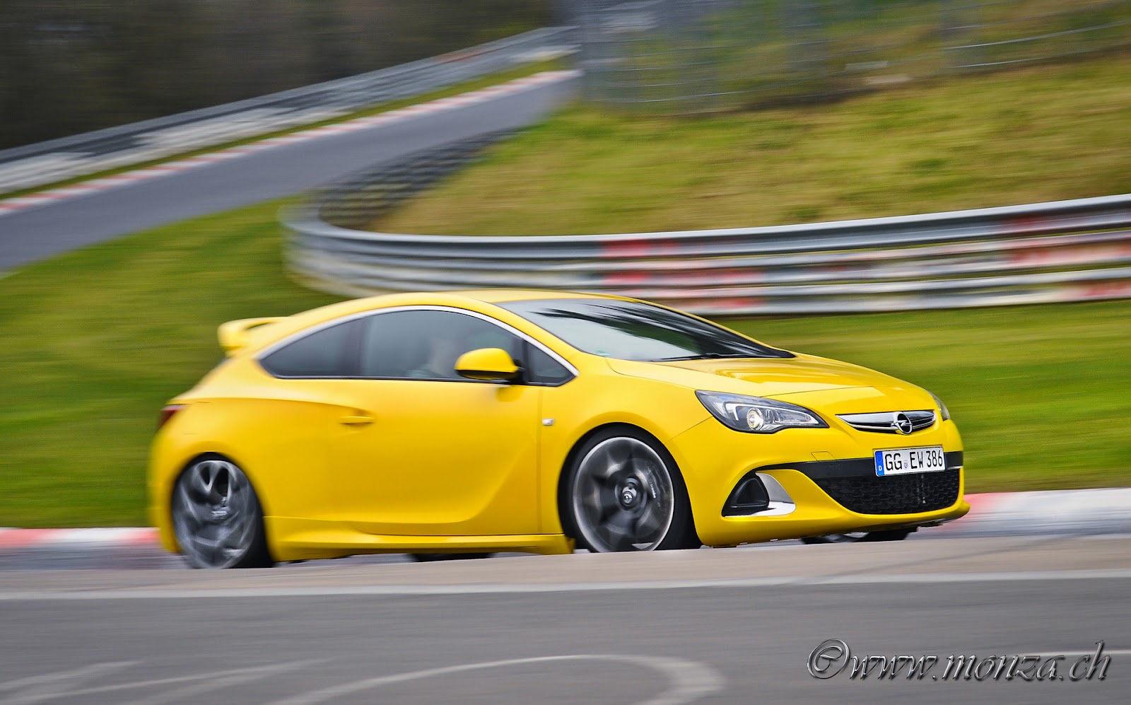 voitures et automobiles: La nouvelle Opel Astra OPC 2012