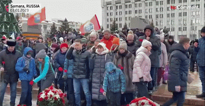des personnes qui sont venues se déposer des fleurs à Samara en mémoire des soldats russes morts