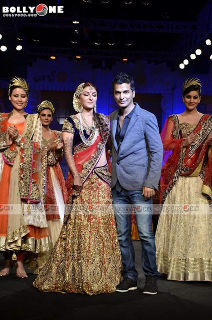 Soha Ali Khan rampwalk Vikram Phadnis Aamby Valley India Bridal Fashion week 2012