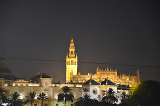 Vistas de Sevilla en una noche de Navidad