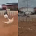VÍDEO: Homem é arremessado de cavalo durante vaquejada e fratura o rosto; assista
