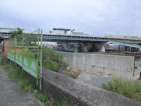 高架をくぐった先の尻無川