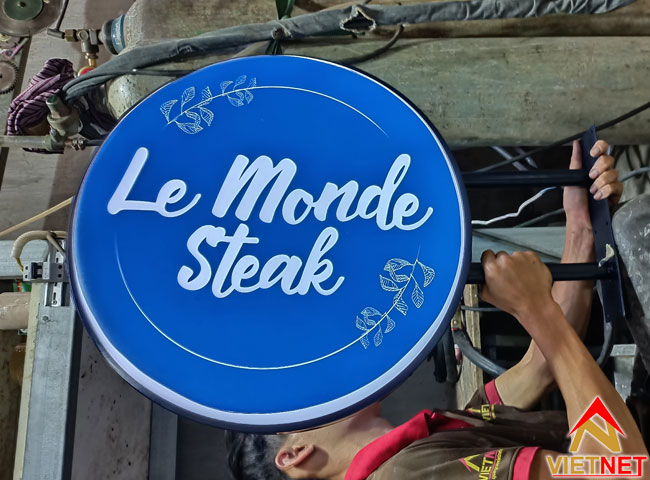 Gia công hộp đèn mica hút nổi cho tiệm Le Monde Steak