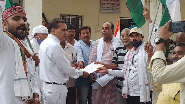  कांग्रेसियो ने बंद ट्रेन को चालू करने हेतु डीआरएम के नाम स्टेशन मास्टर को ज्ञापन सौंपा