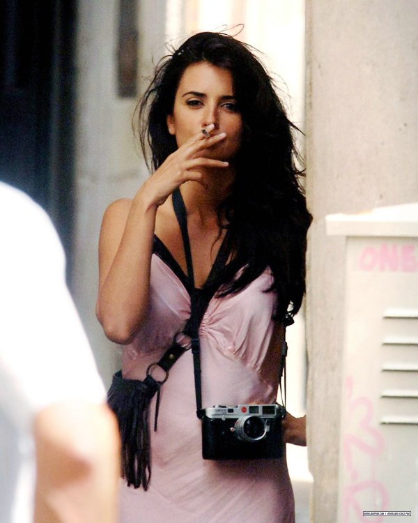 famous people smoking cigarettes: Penélope Cruz