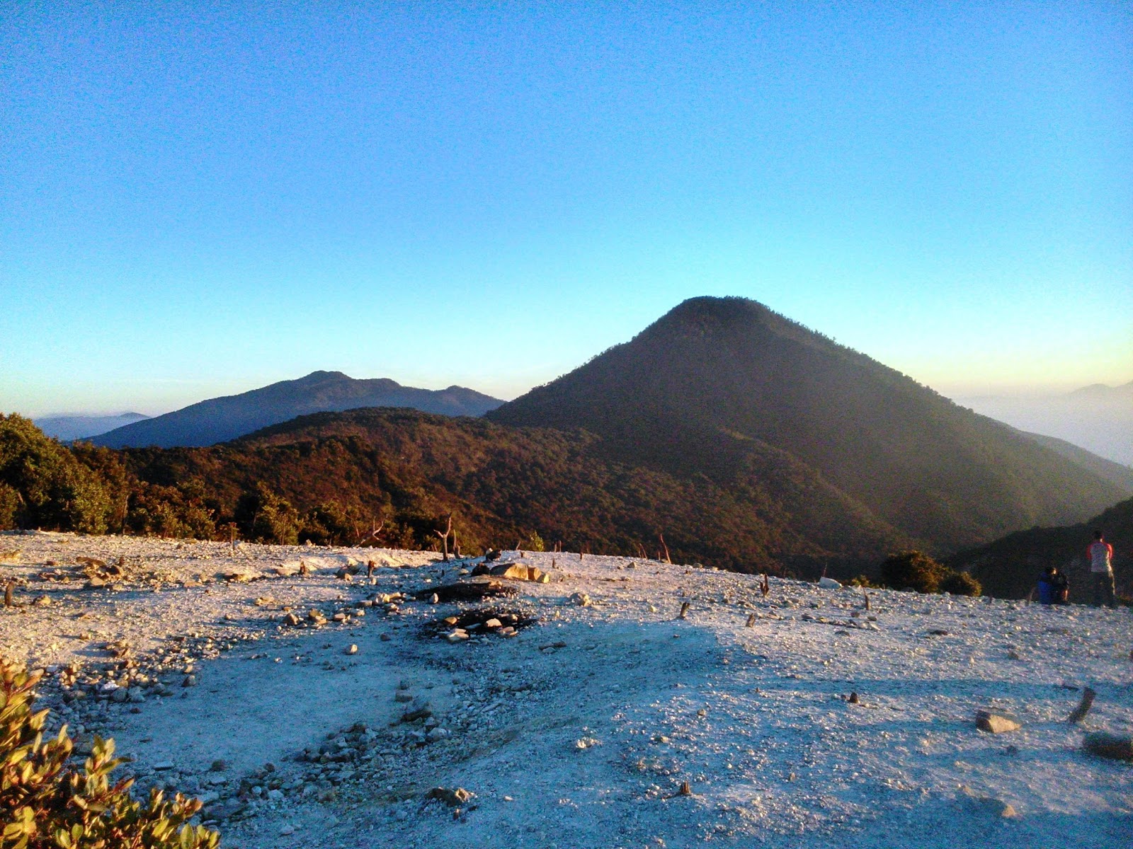 Panorama Gunung Papandayan Zona Favorit Pendaki Pemula BERITA