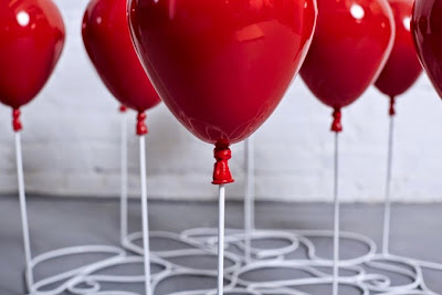 Design very creative glass table with red balloons