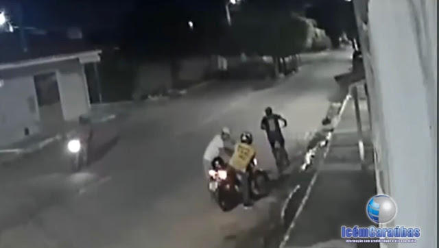 Câmera flagra momento em que mototaxista tem moto tomada de assalto no RN; veja vídeo
