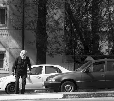 Пожилой человек на ташкентской улице. An elderly person in a Tashkent street.