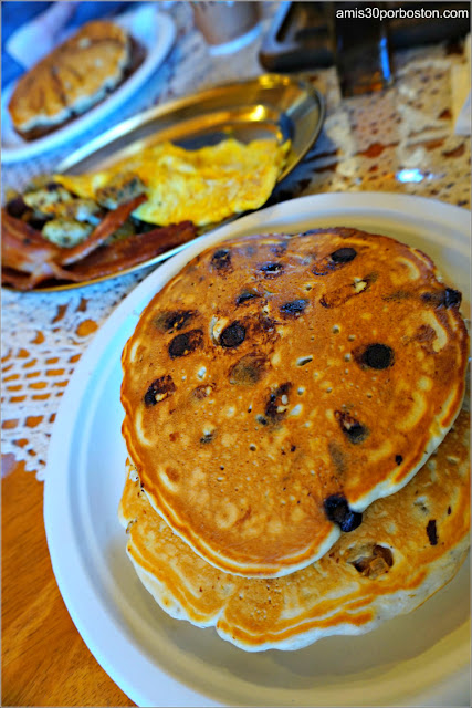 The Traditional Family Platter de Heritage Farm Pancake House, New Hampshire