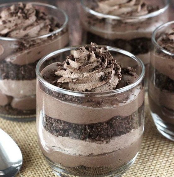 MINI BAILEYS CHOCOLATE CHEESECAKE TRIFLES #Chocolate #Cheesecake