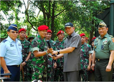  Wakil Menteri Pertahanan Sjafrie Sjamsoeddin menyerahkan Senjata Laras Pendek HK MP5 sebanyak 315 pucuk kepada Kopassus.