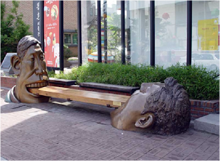 Escultura de um banco na Coreia do Sul