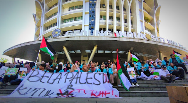 Ribuan Mahasiswa UMS Kutuk Israel dalam Aksi Damai Bela Palestina