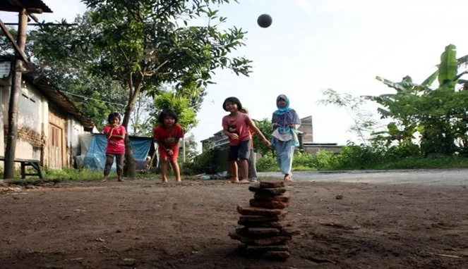 Lestarikan Permainan Anak Tradisional Indonesia yang Hampir Punah - Lempar Dalam Berbagai Permainan Sederhana Dan Atau Tradisional