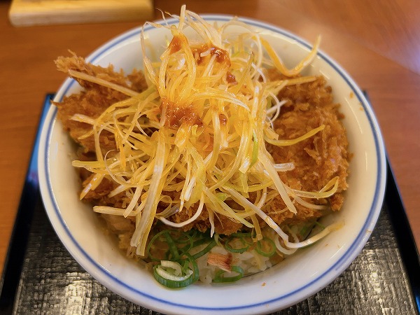 かつや 東大阪中央大通店のネギねぎラー油のロースカツ丼