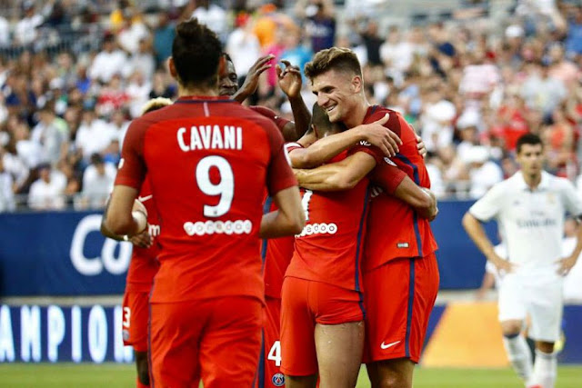 Les joueurs parisiens célèbrent la victoire du PSG 3-1 contre le Real Madrid