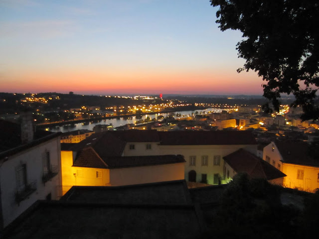 Vista nocturna de Coimbra desde la Universidad, con el Río Mondego en el centro